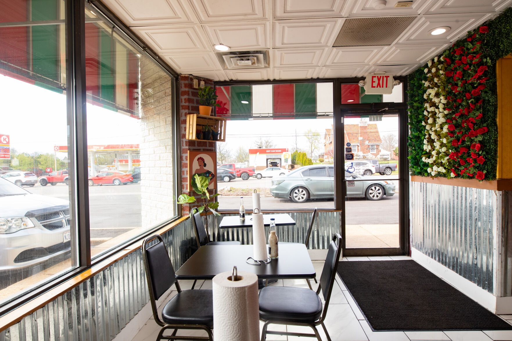 Tacos Wey & Grill dining area